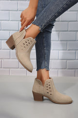 Bottines beiges ajourées à bout pointu et talon, effet daim