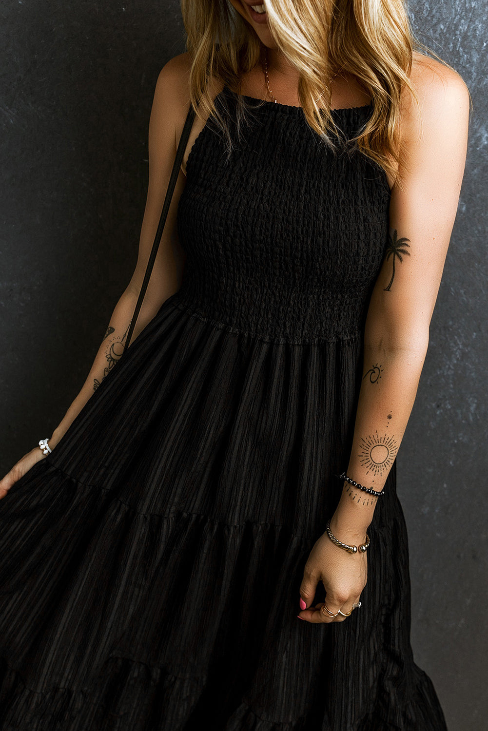 Robe longue noire à volants et bretelles spaghetti, smockée et plissée