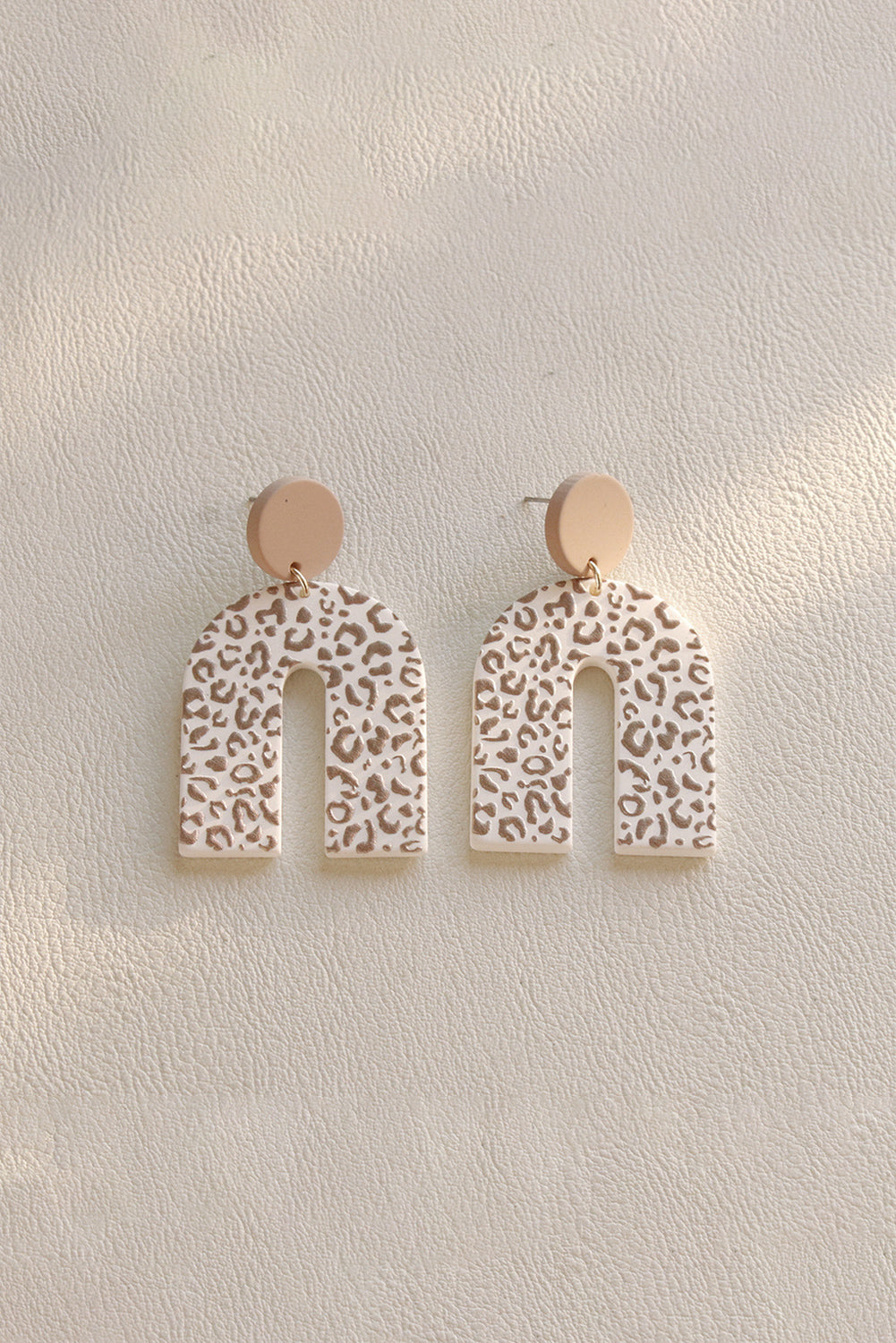 Boucles d'oreilles en forme de U à imprimé animal neutre beige