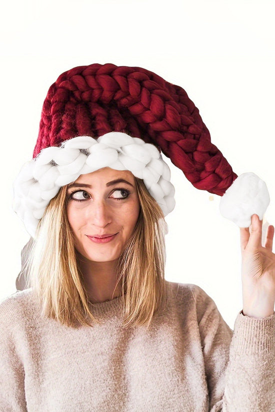 Chapeau de Noël tricoté épais avec blocs de couleurs Dahlia rouge et décor de pompons-A WOMAN WE LOVE