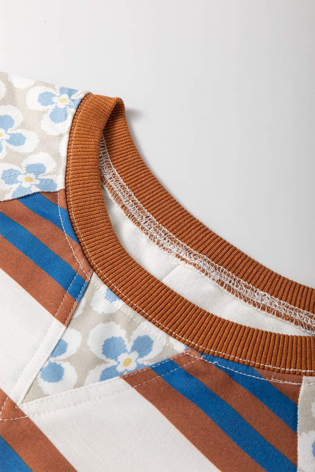 Chemisier blanc à manches lanternes et imprimé floral à rayures-A WOMAN WE LOVE