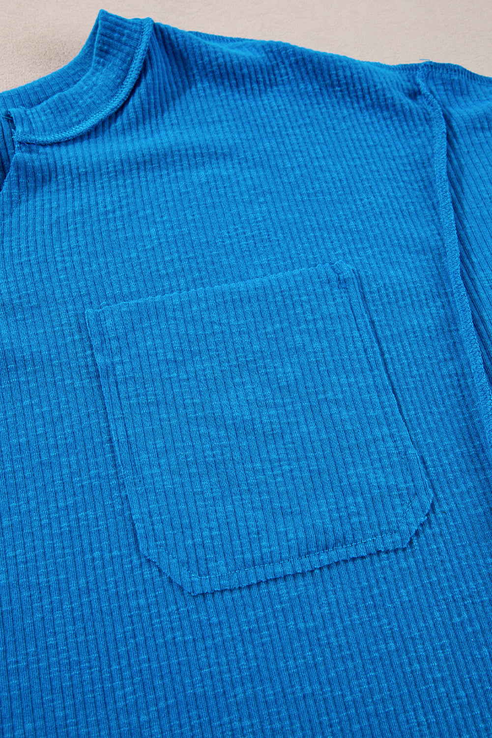 Haut bleu à manches longues et col en V en tricot côtelé à coutures apparentes