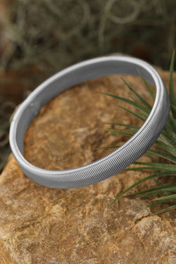 Brazalete de metal de plata -estrecho