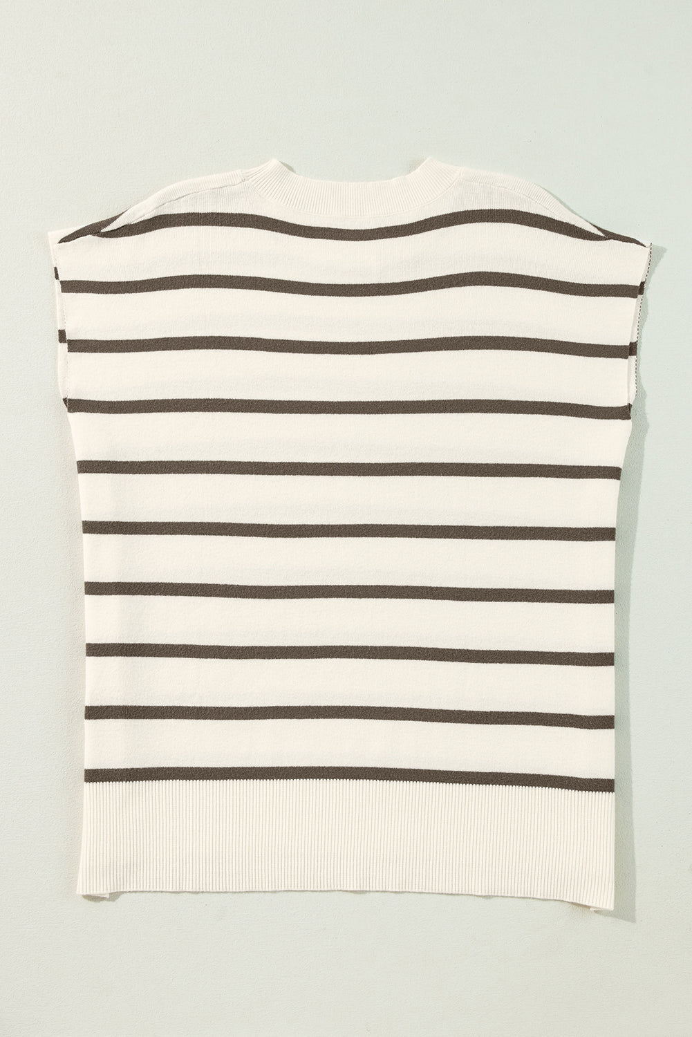 Camiseta con mangas cortas y collar redondo marrón con rayas y hendiduras laterales