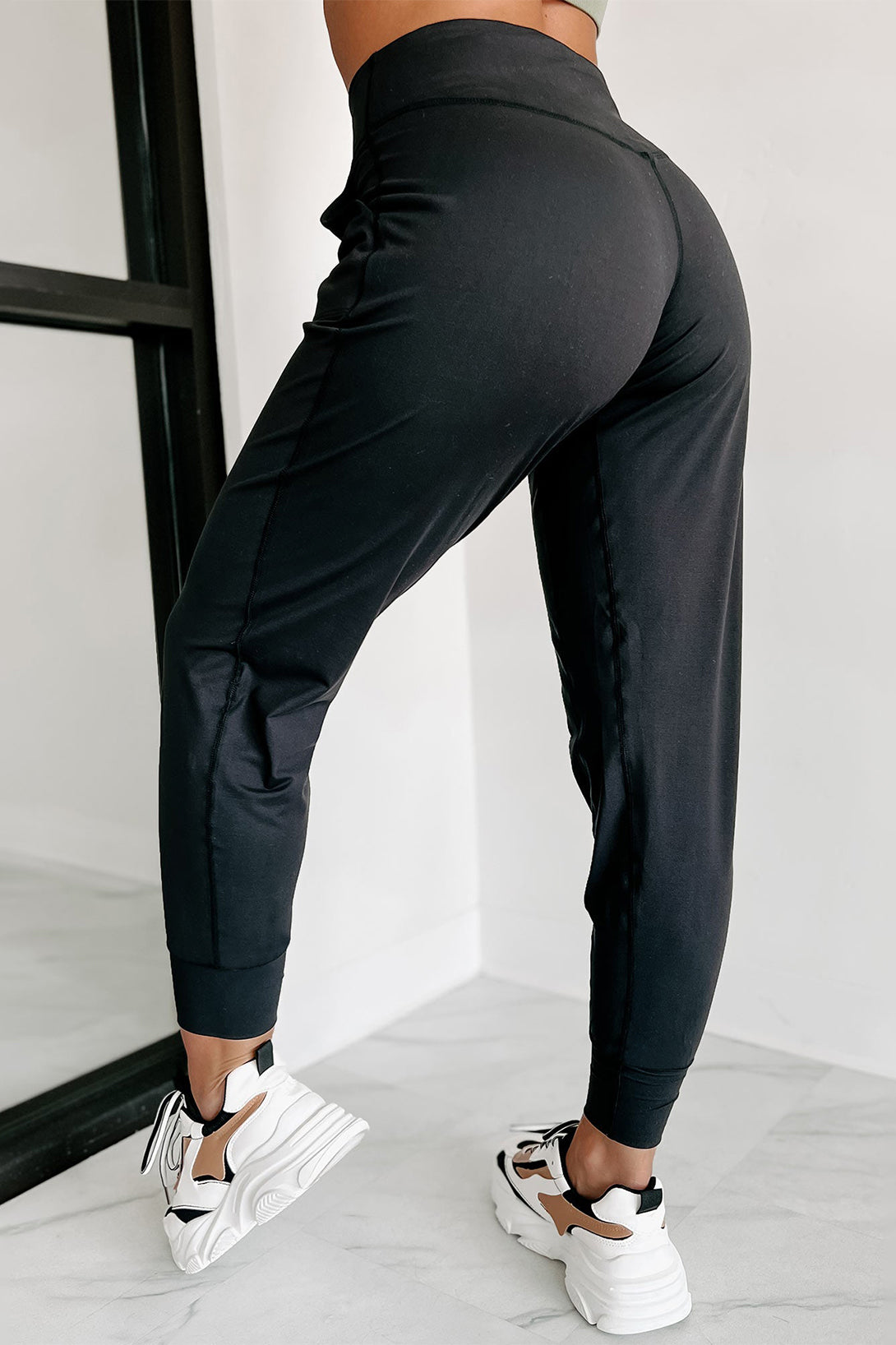 Jogging pants high black with apparent pockets and seams