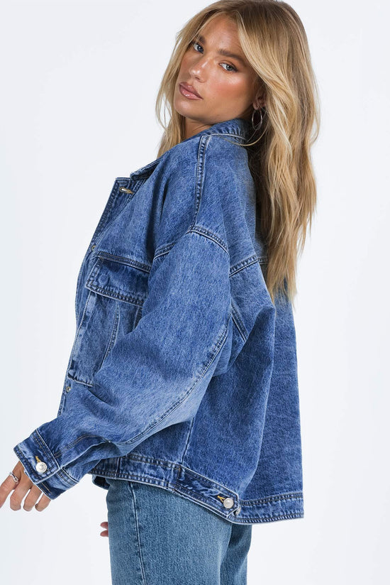 Veste en jean ample bleue avec poches poitrine et épaules tombantes