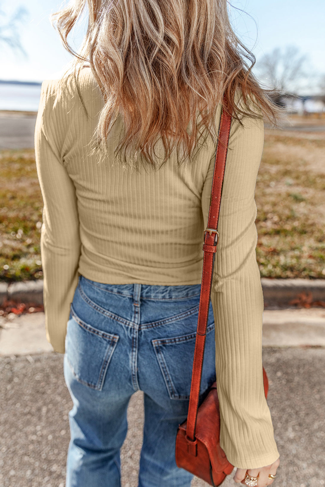 Haut beige côtelé à col boutonné et manches longues, coupe slim