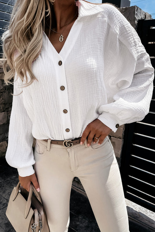 Camisa blanca de cuello con cuello con cuello arrugado