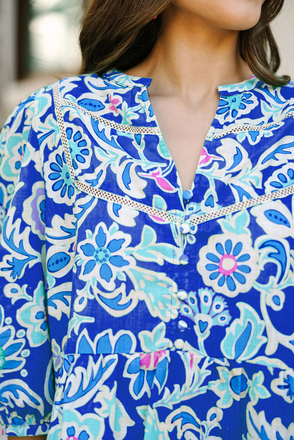 Chemisier bleu à manches bracelet et dentelle à imprimé floral mélangé-A WOMAN WE LOVE