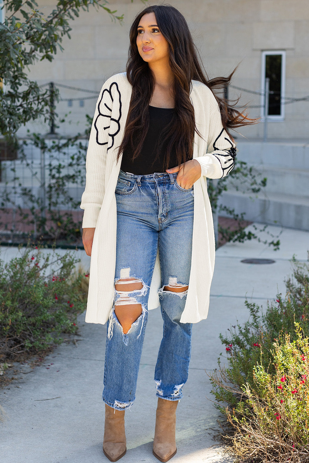 Cardigan beige à fleurs brodées à épaules tombantes ouvert sur le devant