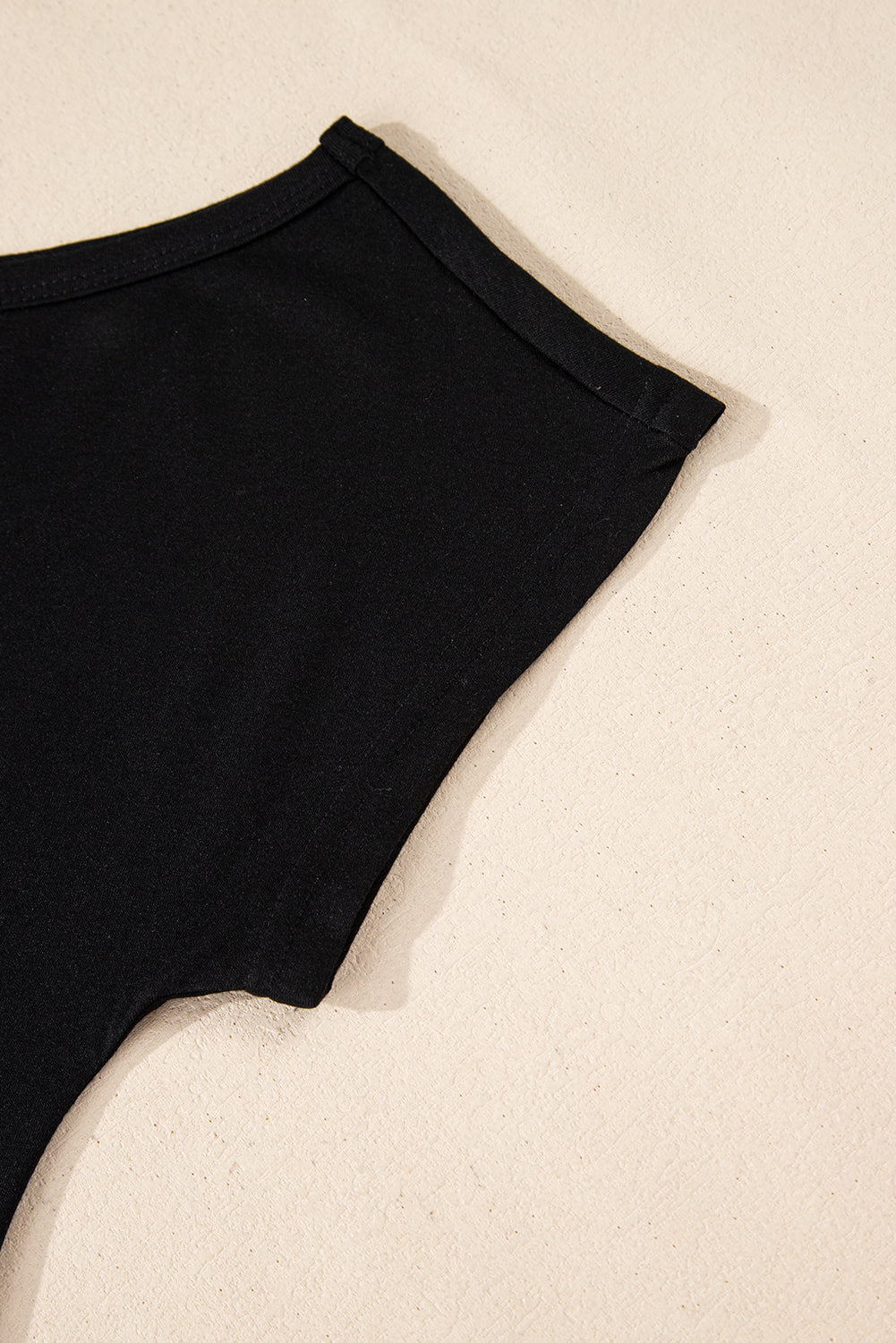 T-shirt noir asymétrique croisé à une épaule