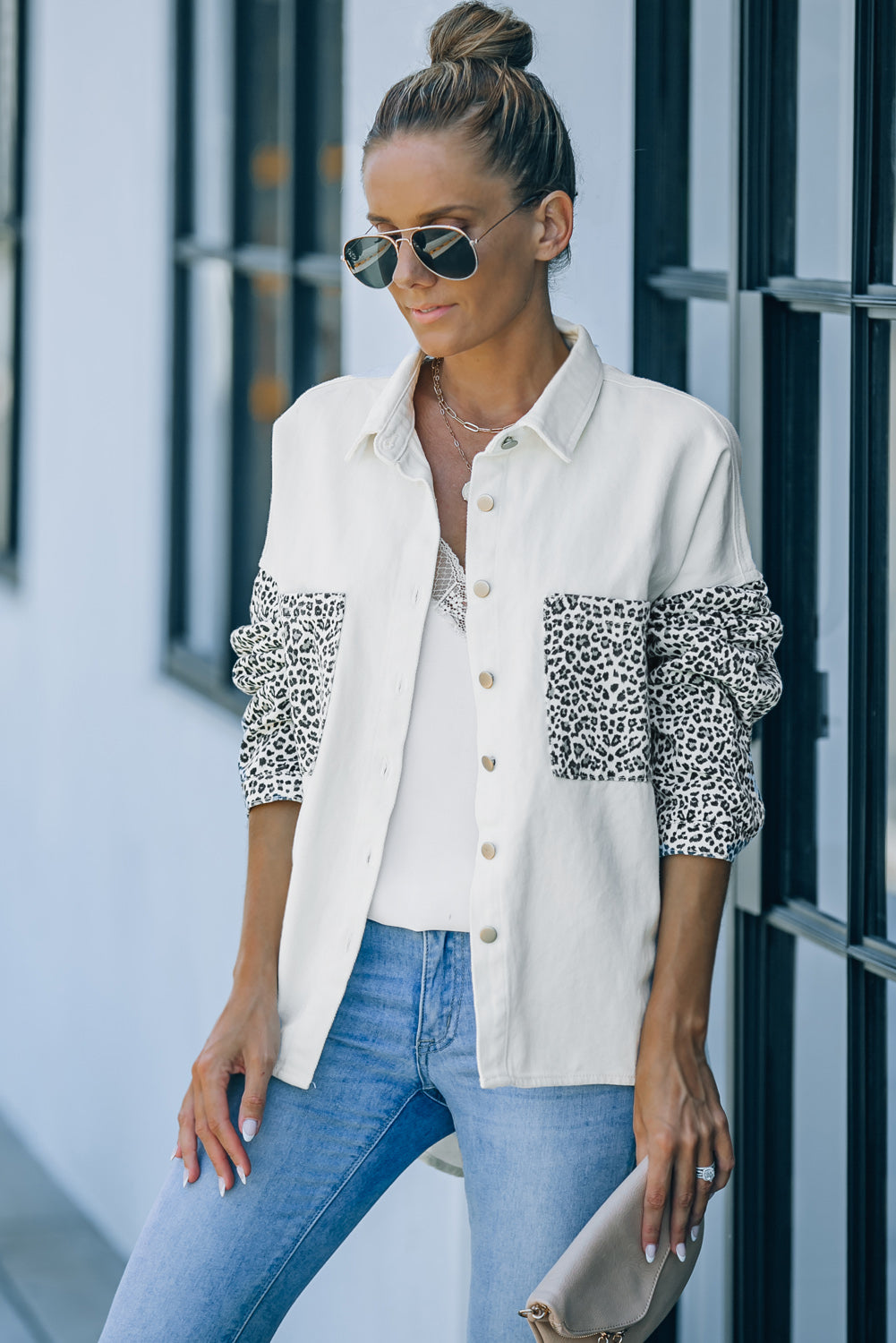 Veste en jean léopard à contraste blanc