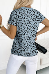 Gray t-shirt with short sleeves and cheetah printed round