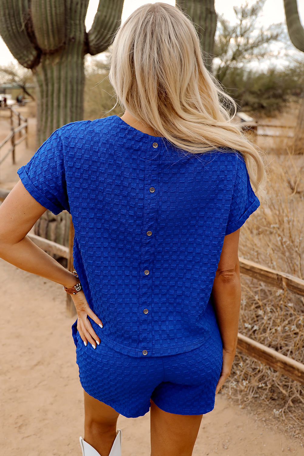 Ensemble t-shirt et short boutonné texturé en jacquard bleu ciel-A WOMAN WE LOVE