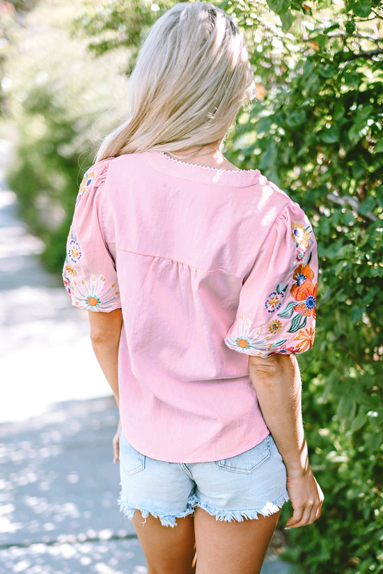 Blusa rosa con cuello dividido y mangas hinchadas bordadas con flores