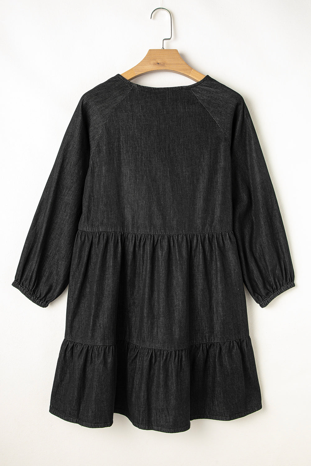 Black mini-robe in ruffled chambray and puffy sleeves, V-collar