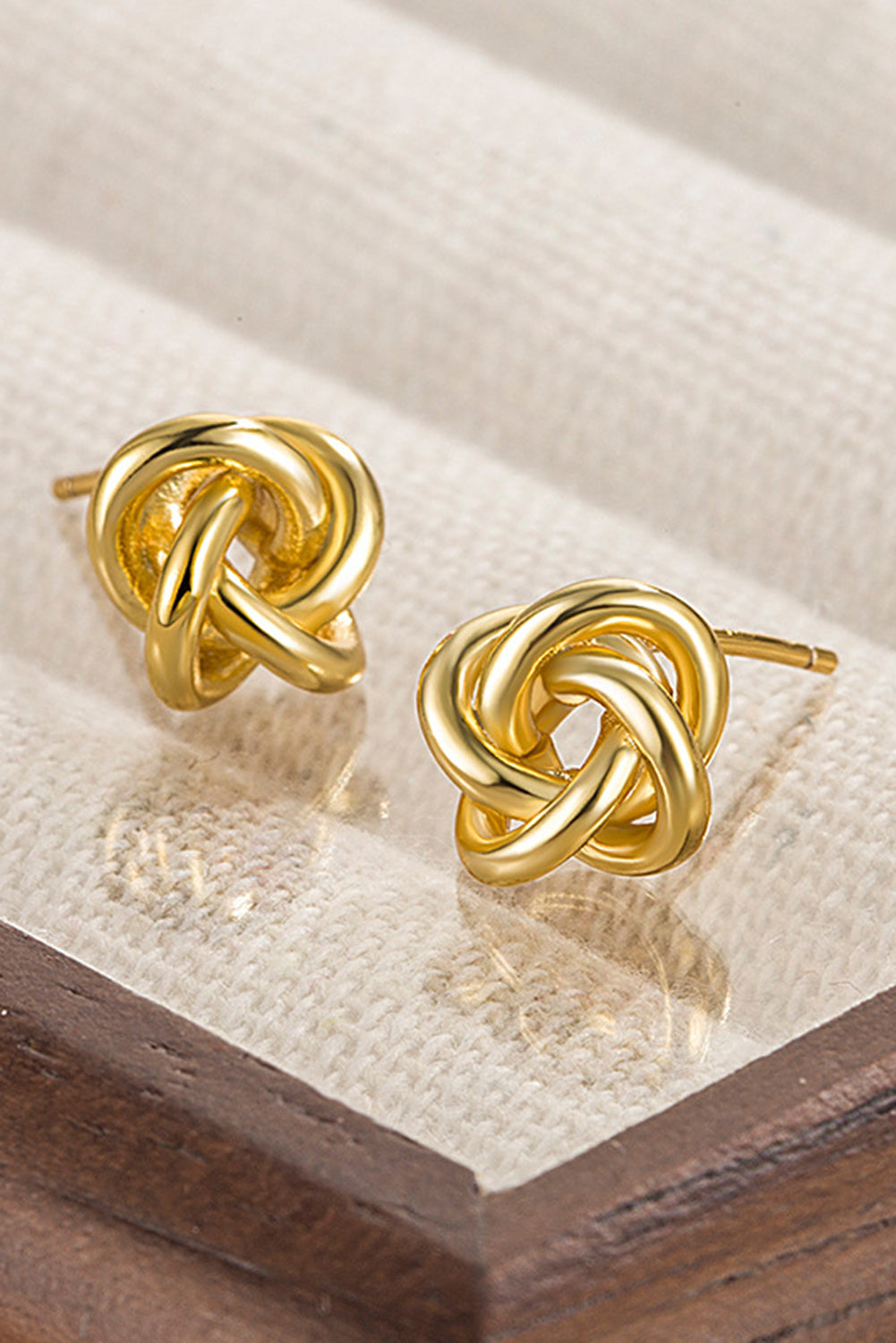 Boucles d'oreilles plaquées nouées minimalistes dorées-A WOMAN WE LOVE