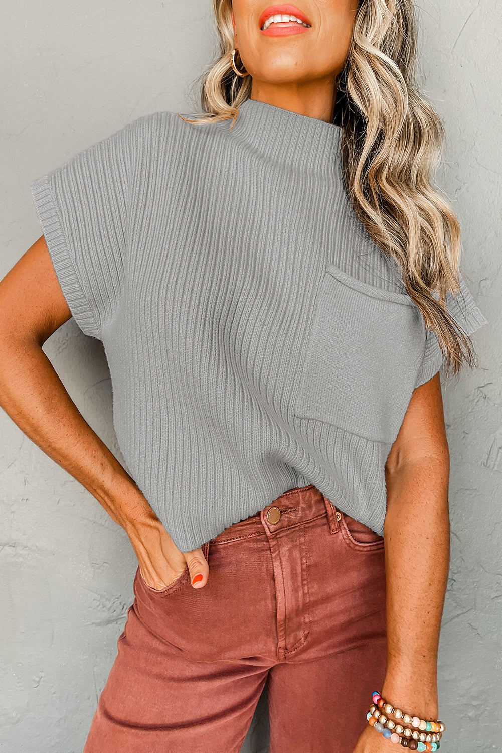 Pull gris à manches courtes en tricot côtelé  *
