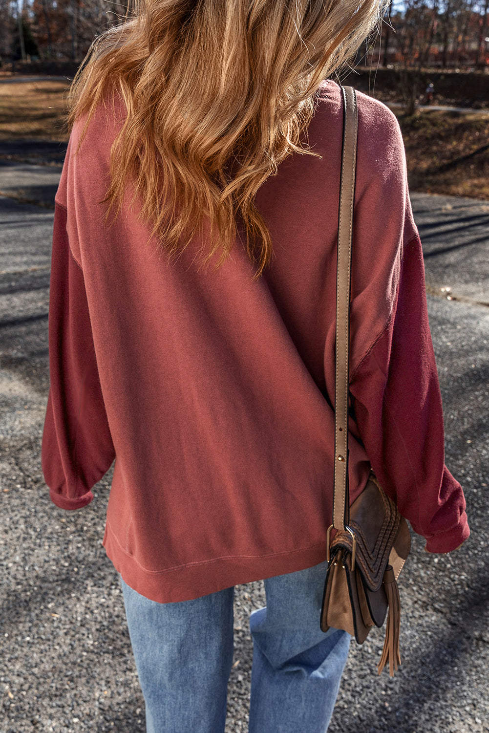 Sudadera de hombro caída en un mosaico rojo mineral