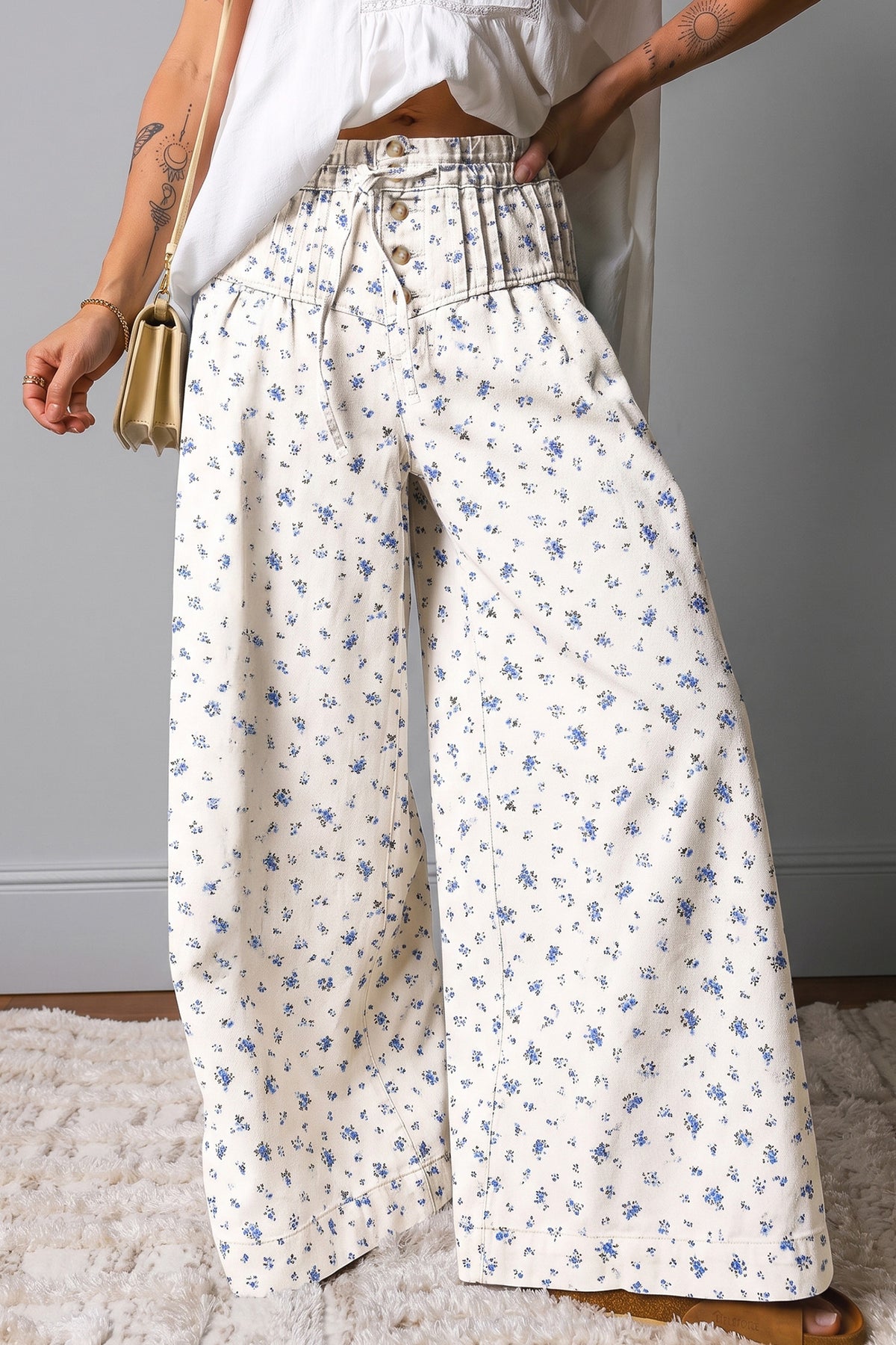 Jean large blanc fleuri à taille haute, double ceinture et cordon