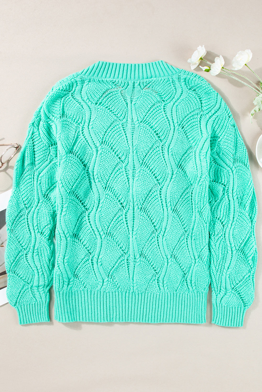 Pull vert menthe en tricot ajouré à col en V et épaules tombantes