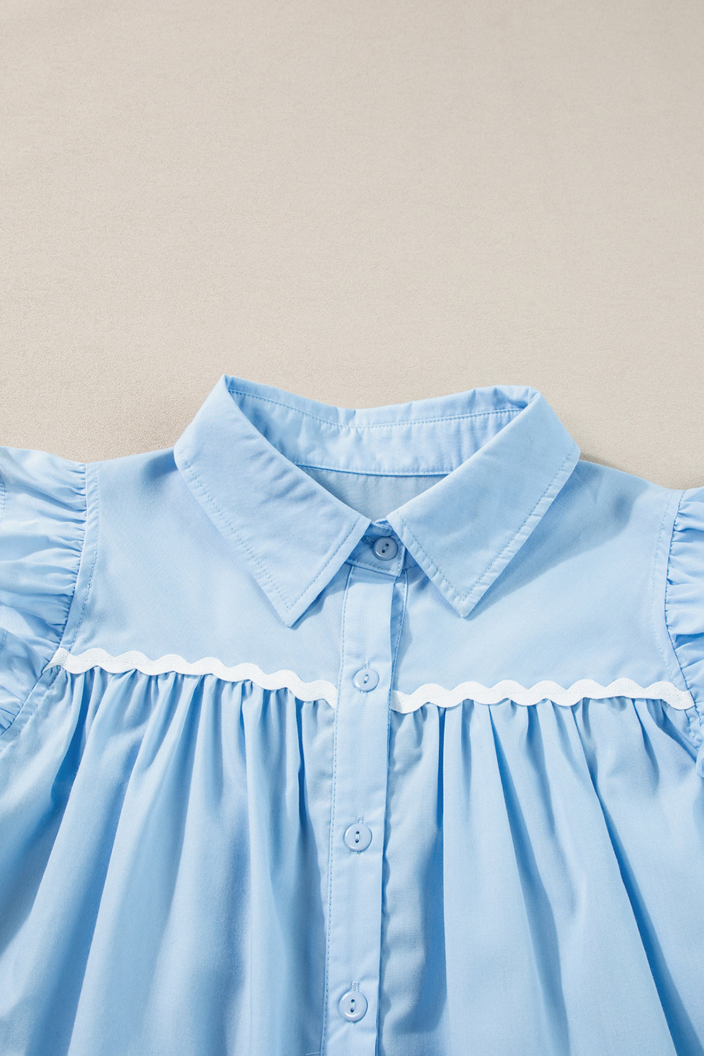 Chemise sans manches à volants et bordure Ric Rac bleu ciel-A WOMAN WE LOVE