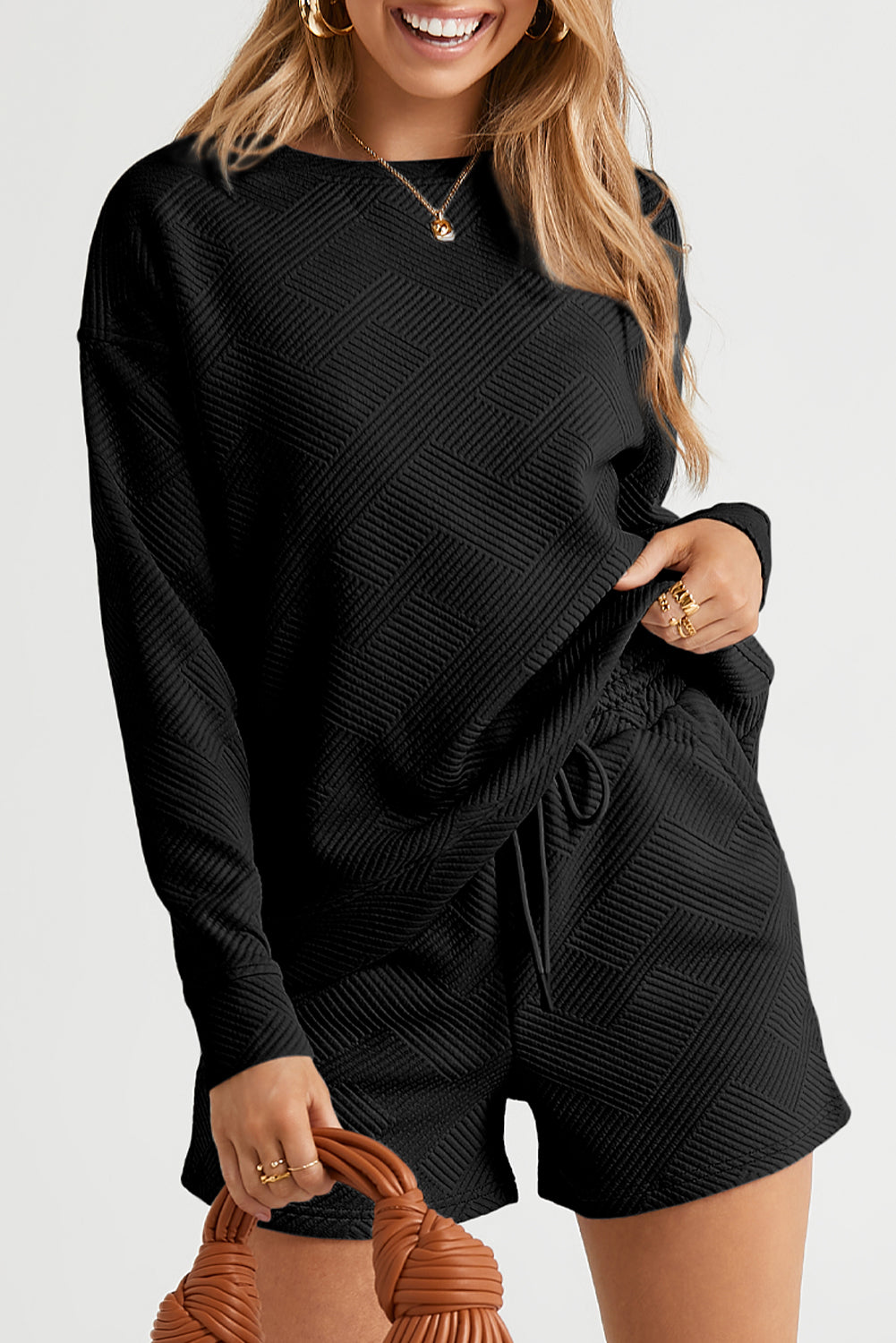 Ensemble haut texturé noir à manches longues et short à cordon de serrage-A WOMAN WE LOVE