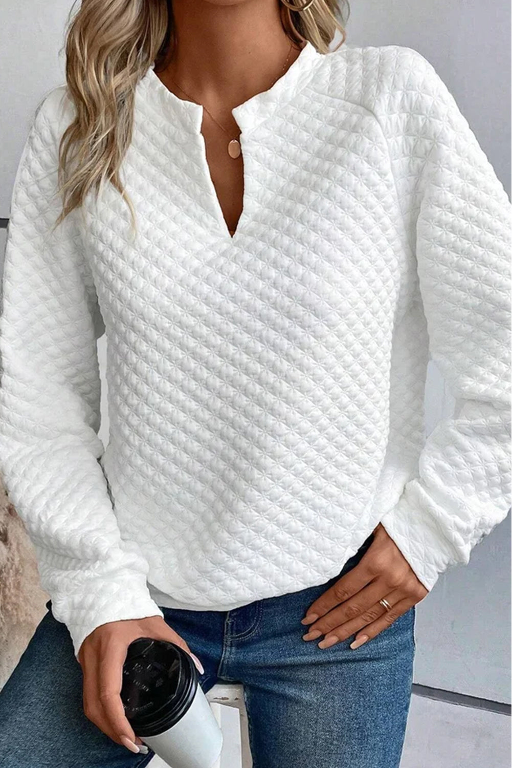 Top de manga larga acolchada de cuello dividido blanco