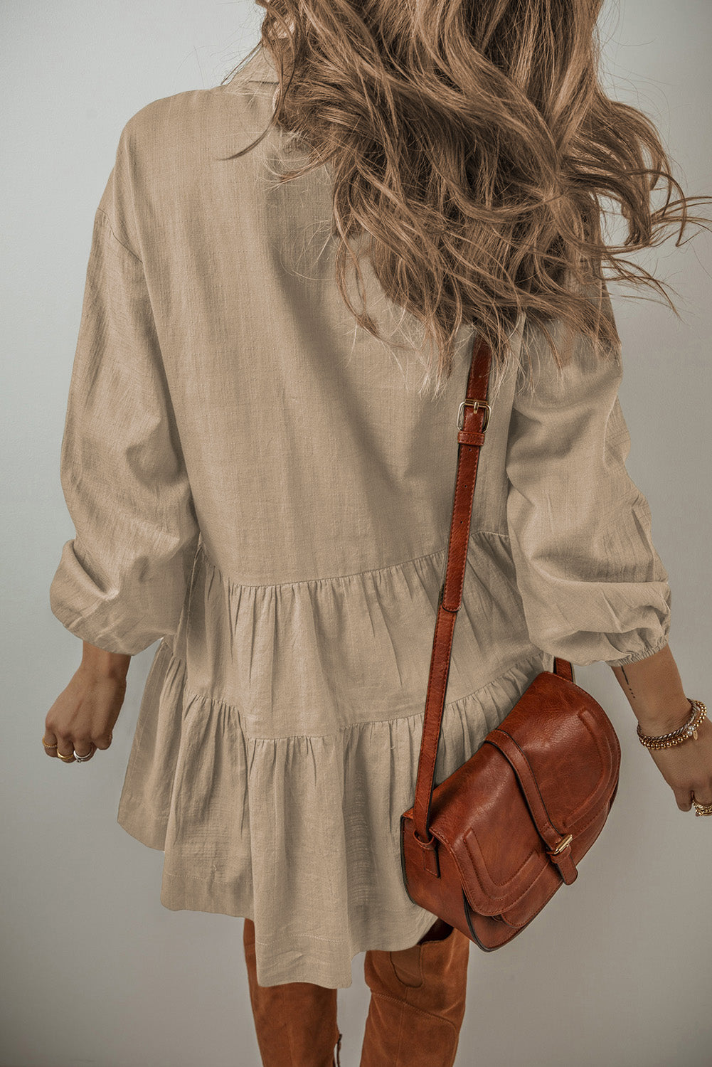 Mini-robe chemise plissée boutonnée à manches bouffantes et à plusieurs niveaux marron clair