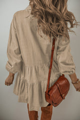Mini-robe chemise plissée boutonnée à manches bouffantes et à plusieurs niveaux marron clair