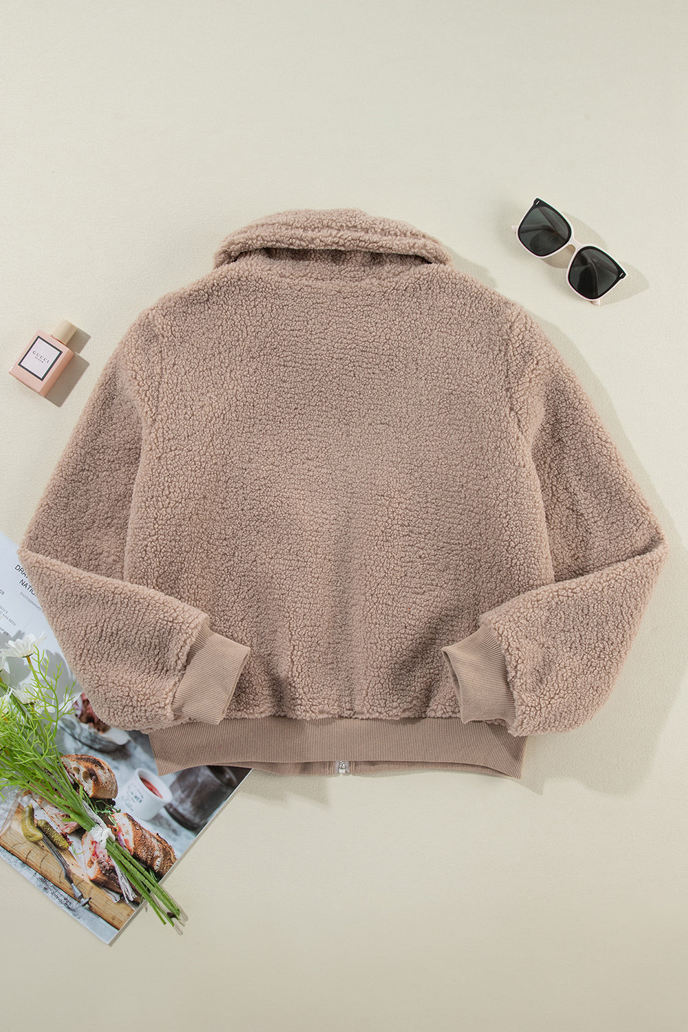 Veste pelucheuse d'hiver beige clair avec poches et fermeture éclair