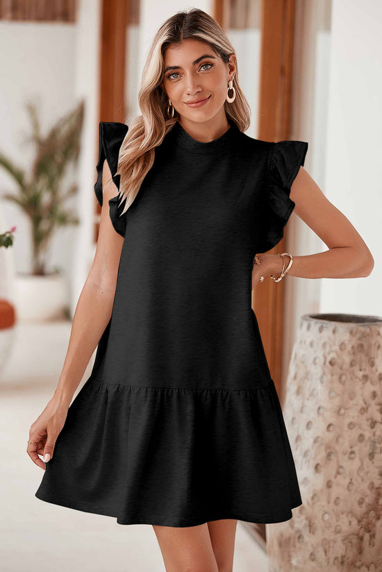 Vestido recto negro con mangas flotantes y cuello redondo