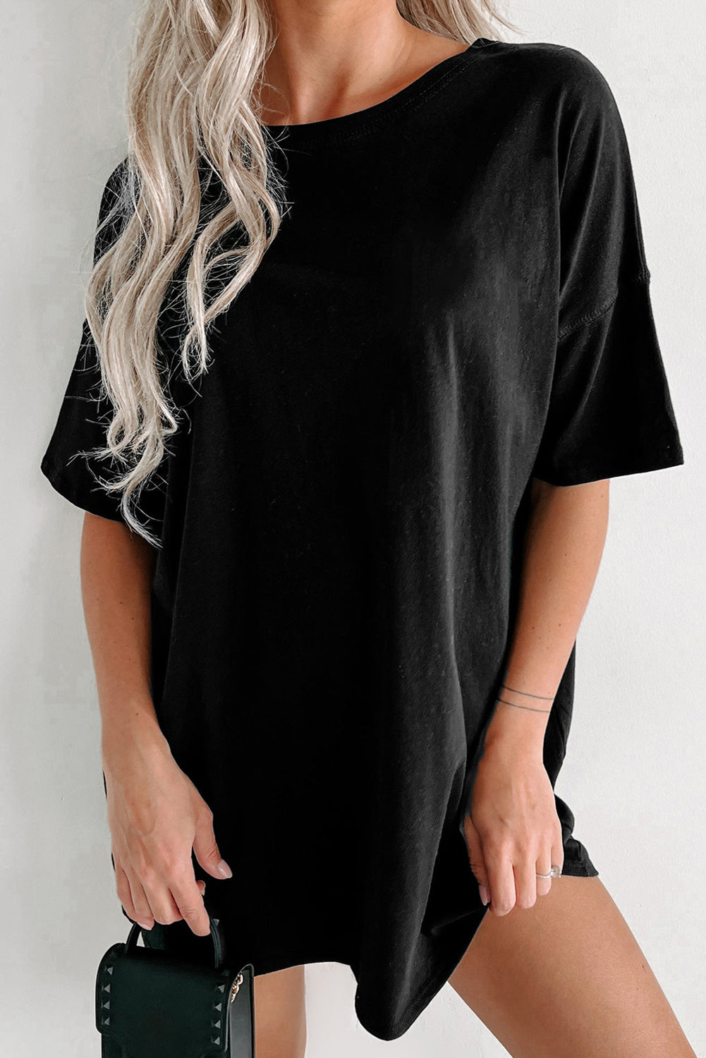 Camiseta de túnica básica negra con cuello de color redondo unido