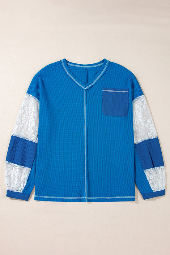 Côte -collar -colored knit blouse and Floral patchwork sleeves in sky blue lace