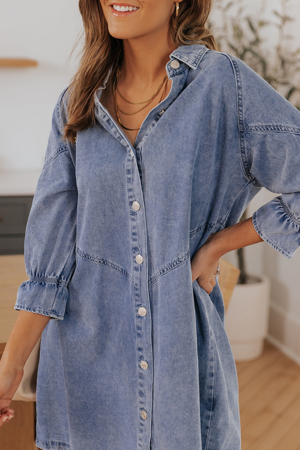 Mini-robe en jean boutonnée à manches longues bleu ciel