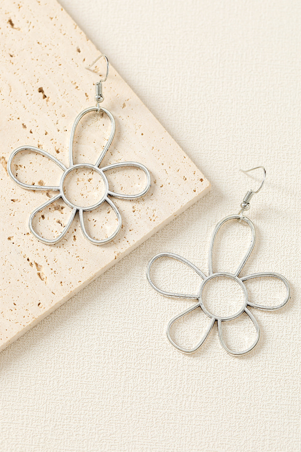 Boucles d'oreilles crochet fleur creuse en alliage argenté