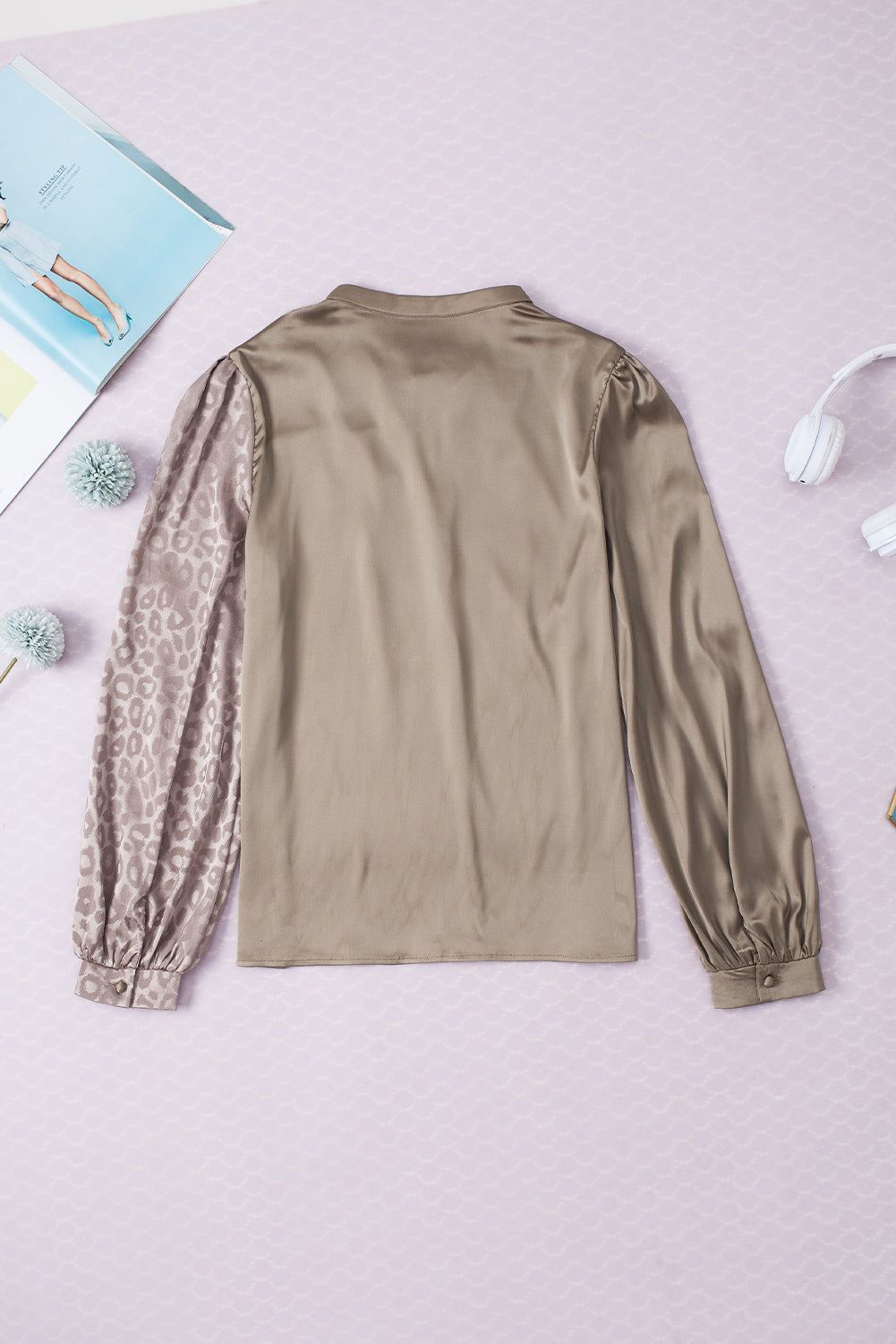 Chemisier en satin jacquard demi-léopard contrasté beige français clair-A WOMAN WE LOVE