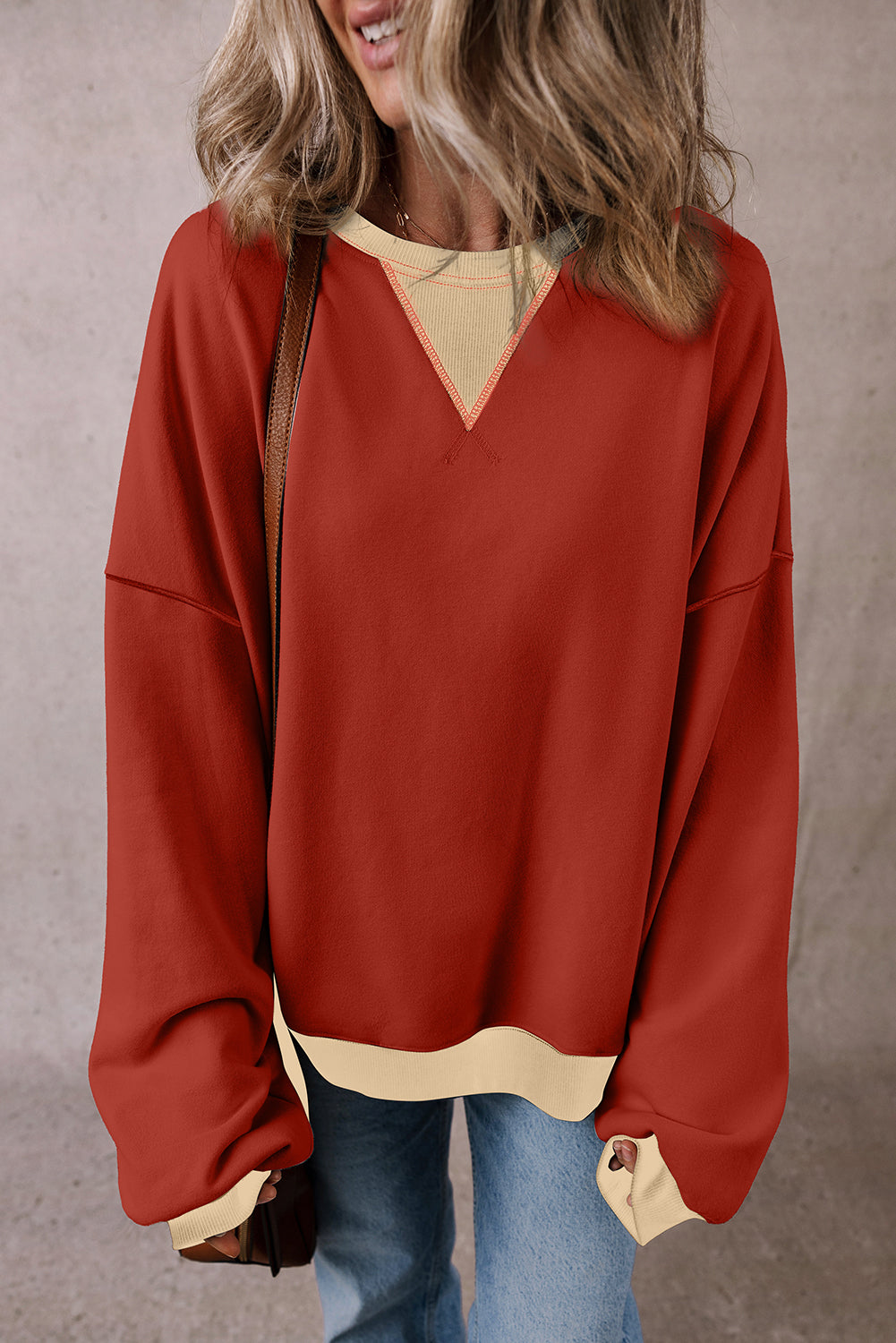 Sudadera de arcilla roja de arcilla roja de hombro y parche de gran tamaño