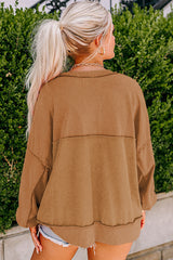 Hombro marrón marrón y sudadera henley