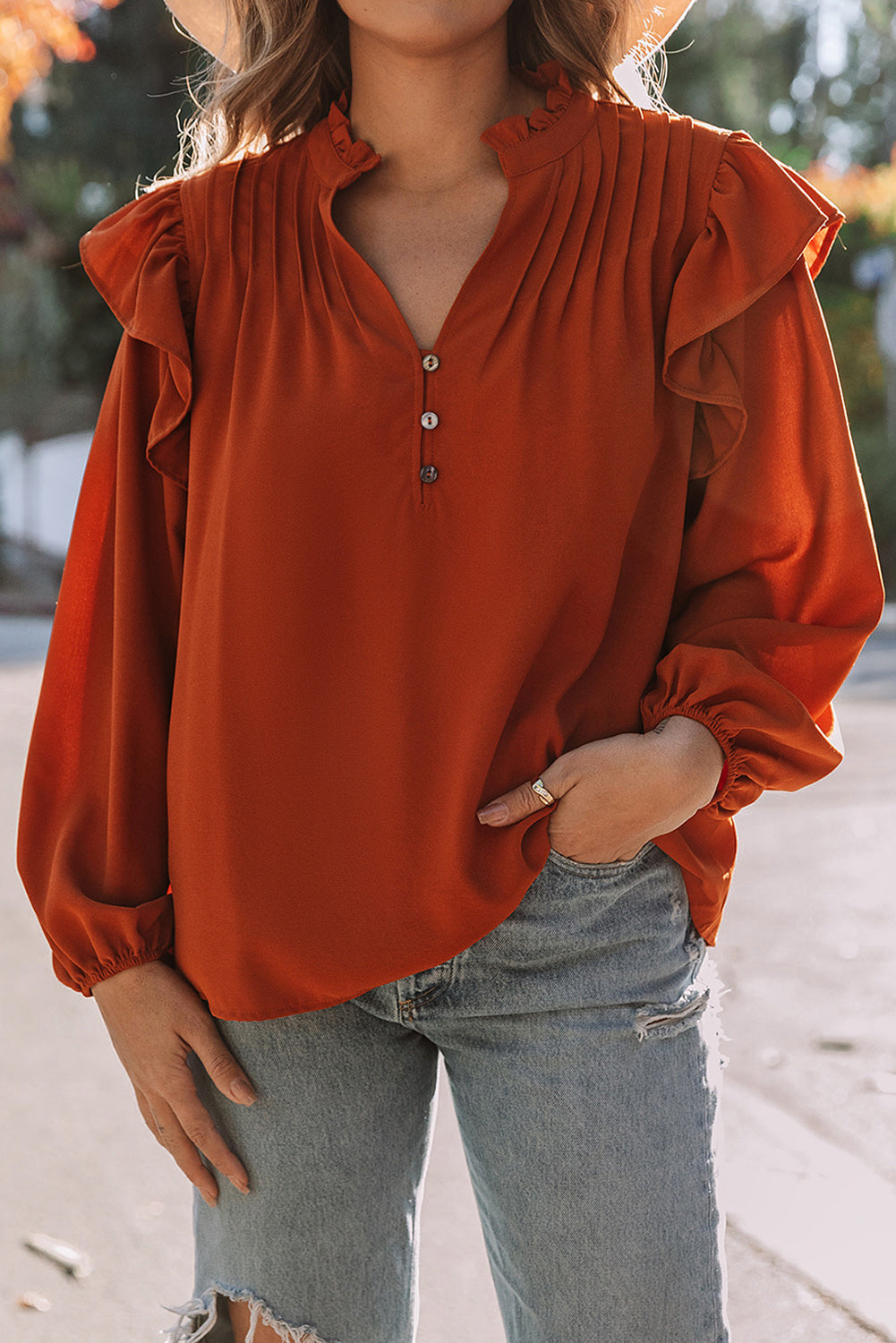 Blouse orange plissée à volants et boutonnée à col en V