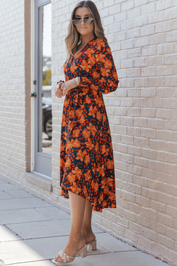 Vestido de billetera naranja con estampado floral y cinturón