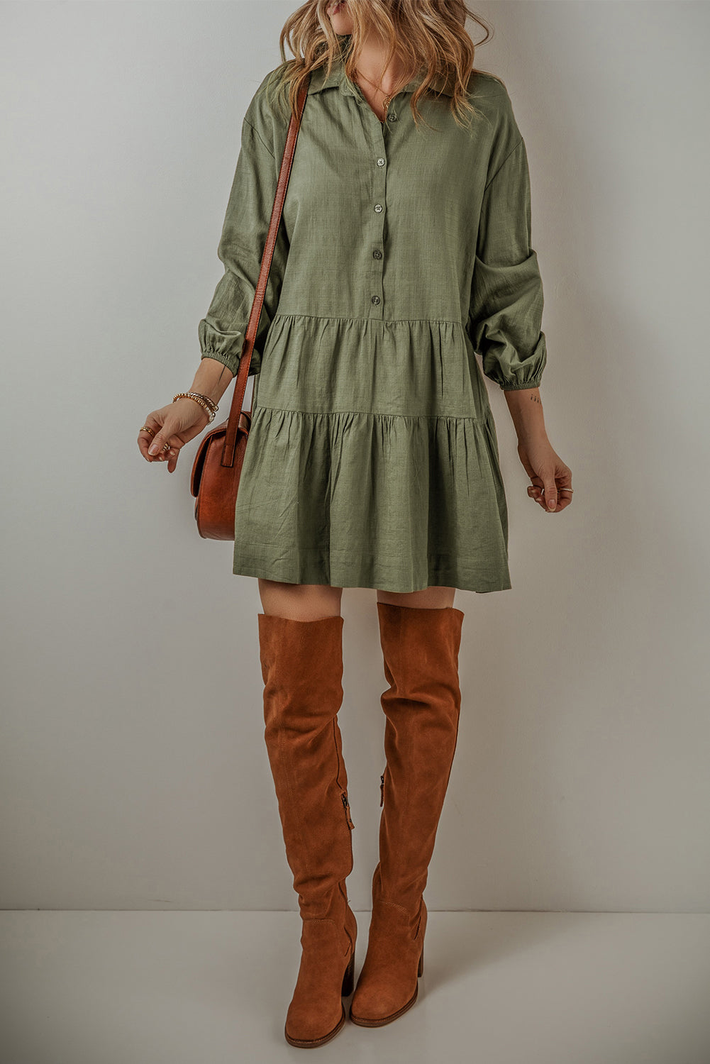Mini-Robe folded shirt buttoned with puffy sleeves and several jungle green levels