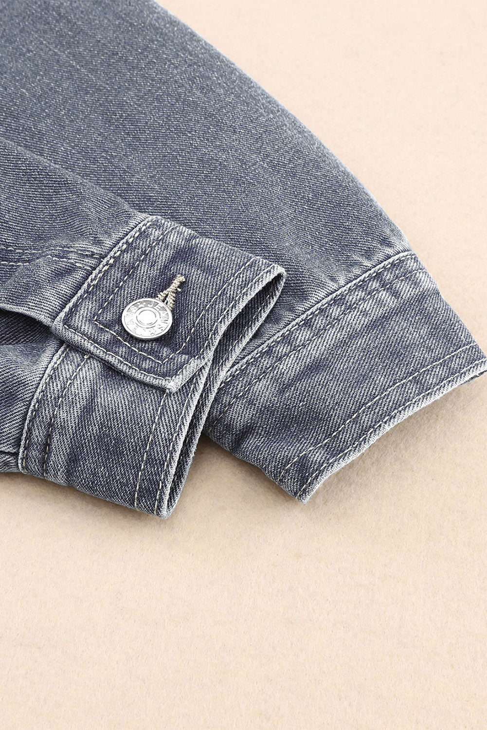 Chaqueta de mezclilla sin gris con bolsillos de pecho *