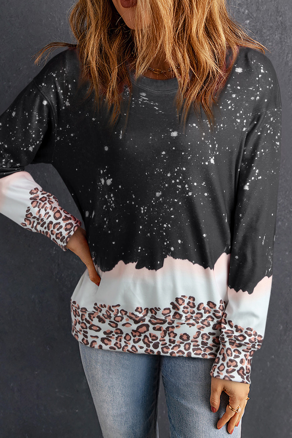 Sudadera blanqueada con leopardo negro