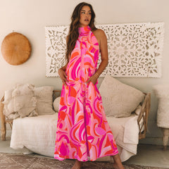 Long -colored sleeveless dress *