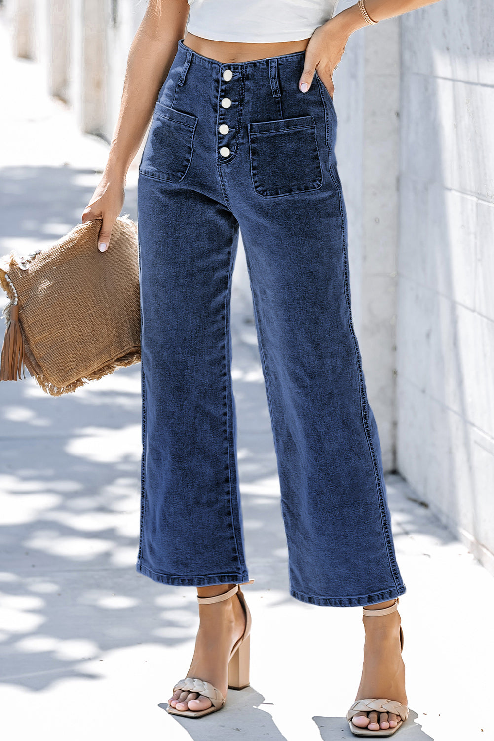 Jean large bleu raccourci à taille haute et boutons devant