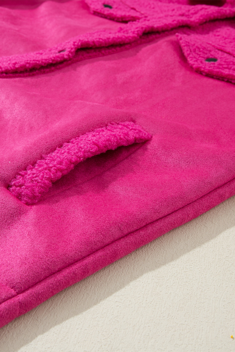 Shacket abbottonate per patchwork in sherpa in cambio rosa brillante