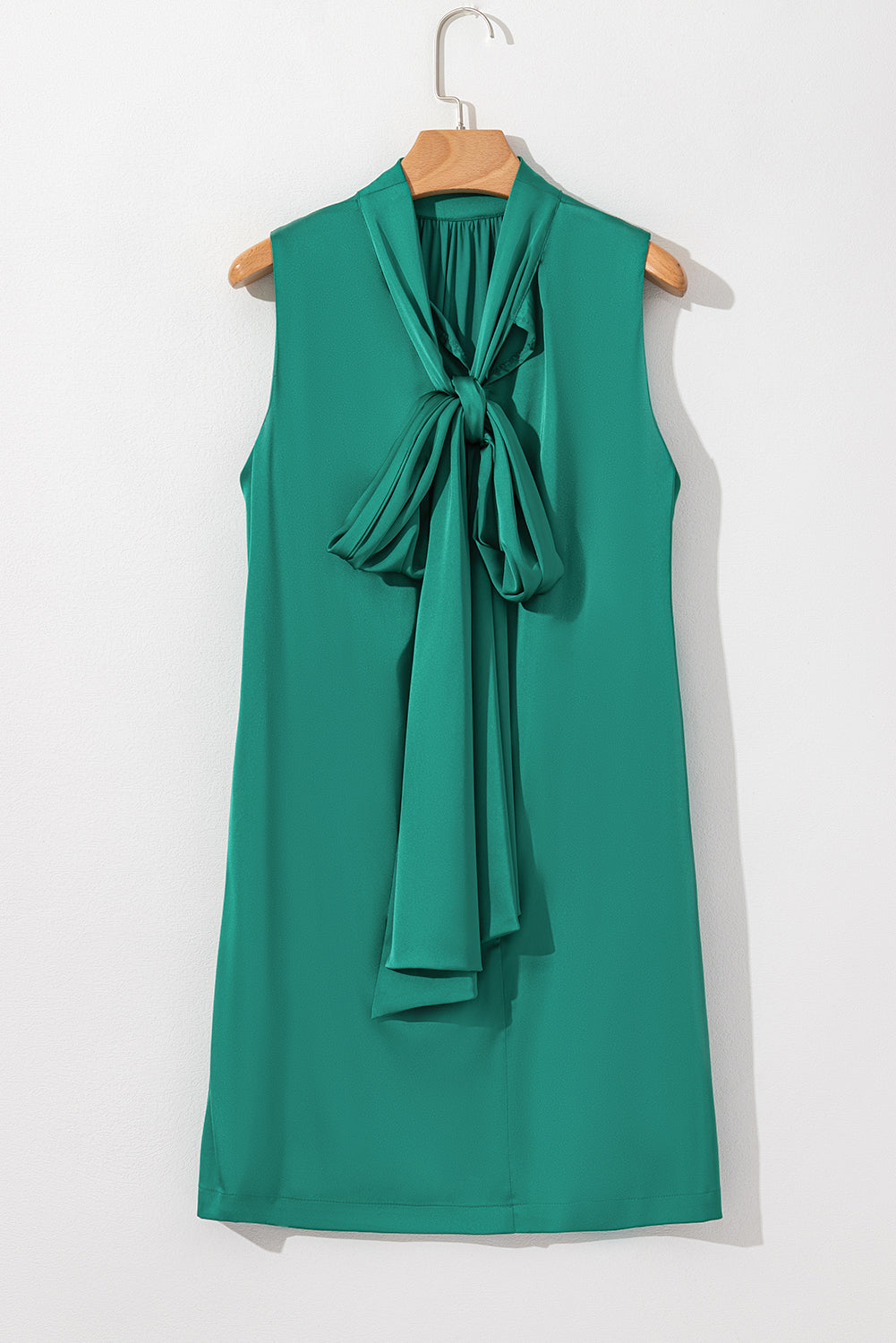 Evergreen - Mini-robe droite sans manches en satin avec nœud papillon-A WOMAN WE LOVE