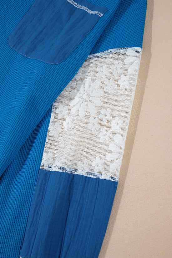 Côte -collar -colored knit blouse and Floral patchwork sleeves in sky blue lace