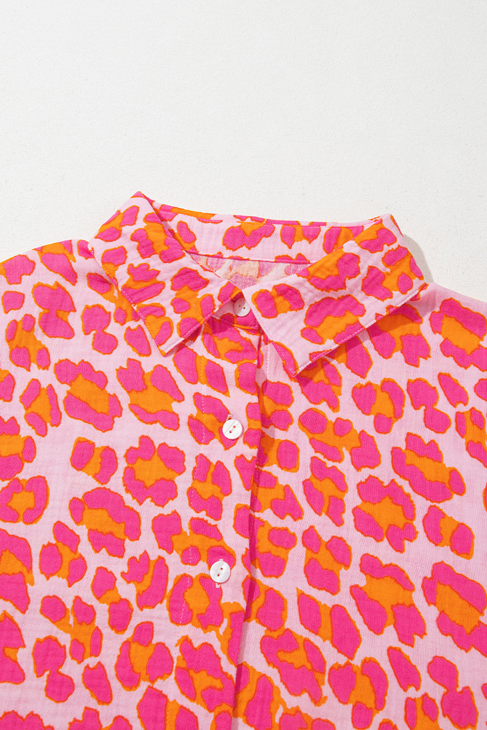 Chemise ample boutonnée à imprimé léopard rose-A WOMAN WE LOVE